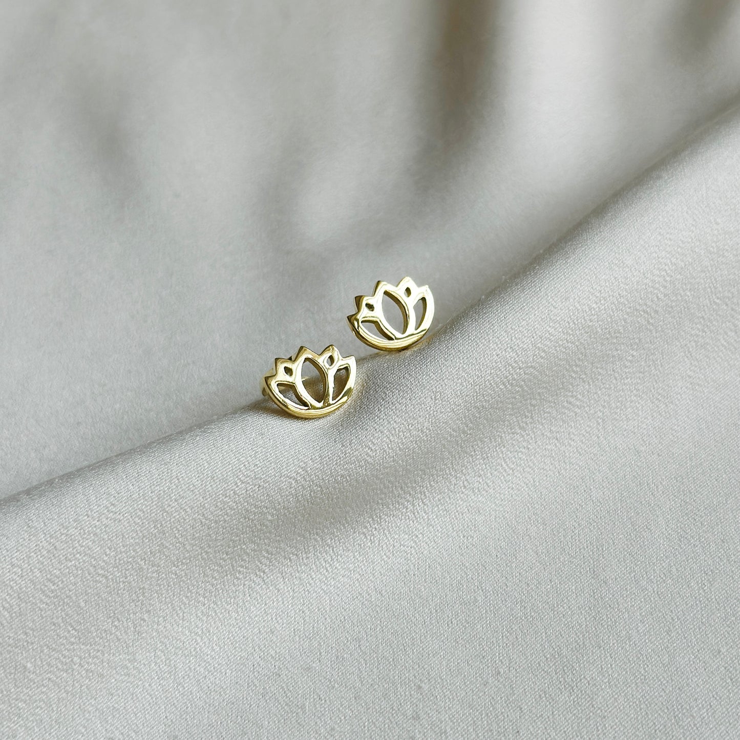 Dvi Dama Band Double Lotus ring