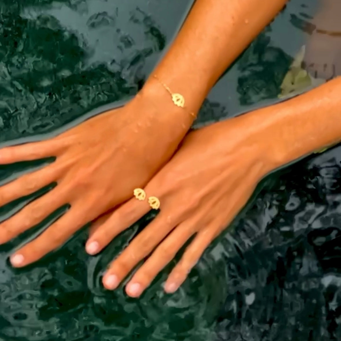 Dvi Dama Band Double Lotus ring