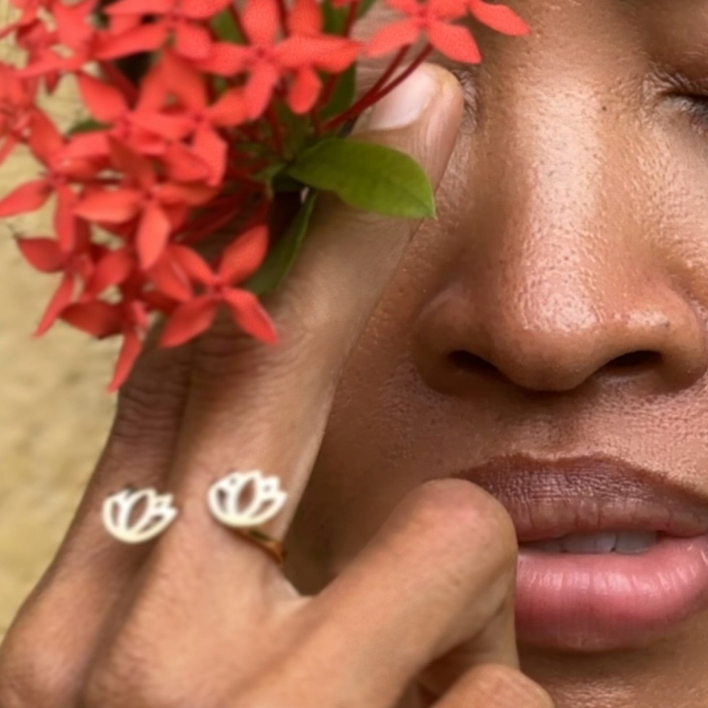 Dvi Dama Band Double Lotus ring by Sido – alternate product view 10